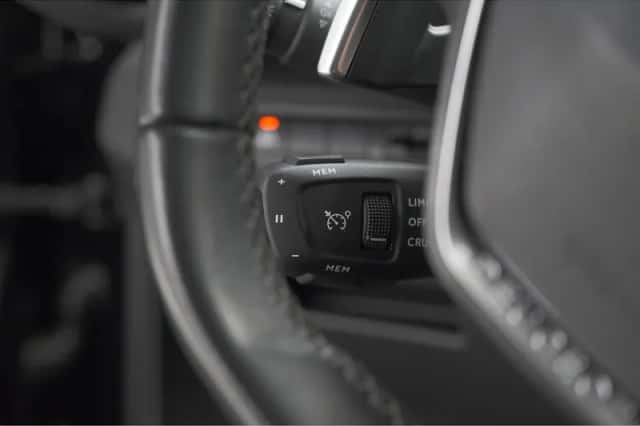 Peugeot 3008 (2022) thumbnail 3