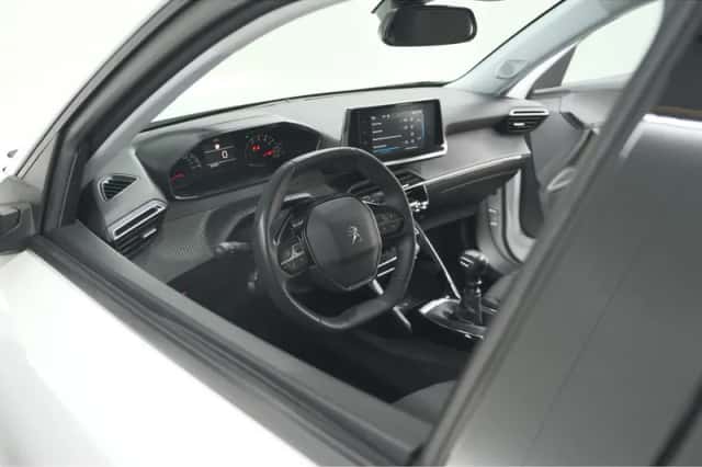Peugeot 2008 (2023) thumbnail 2