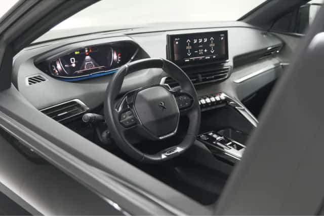 Peugeot 3008 (2023) thumbnail 2
