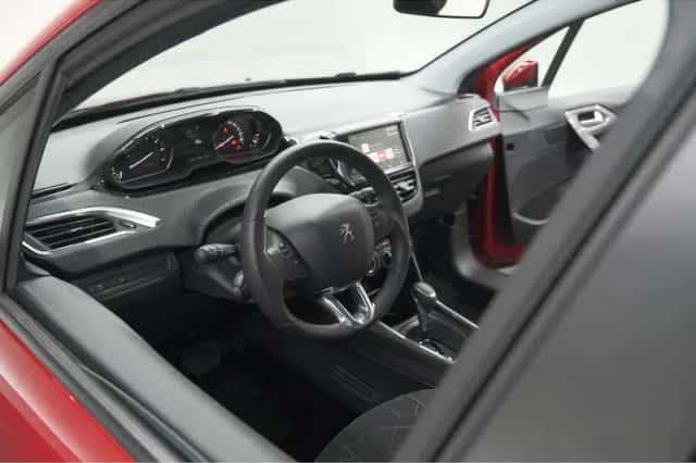 Peugeot 2008 (2018) thumbnail 2