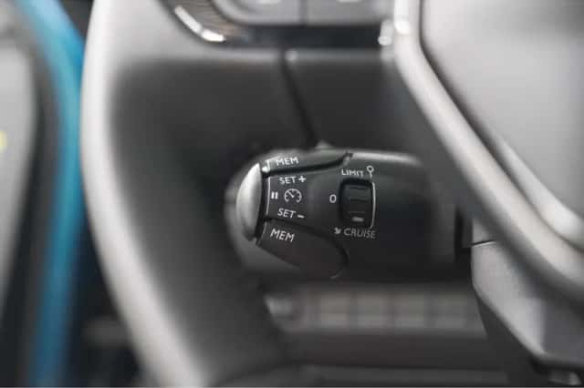 Peugeot e-2008 (2025) thumbnail 3