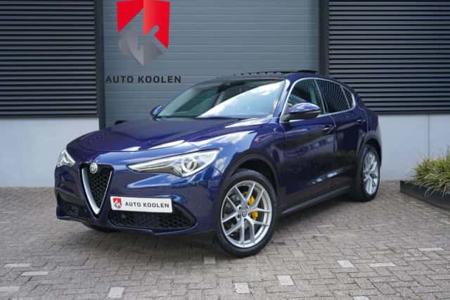 Alfa Romeo Stelvio (2017) thumbnail 1