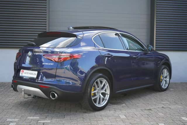 Alfa Romeo Stelvio (2017) thumbnail 2