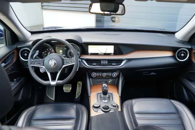 Alfa Romeo Stelvio (2017) thumbnail 5