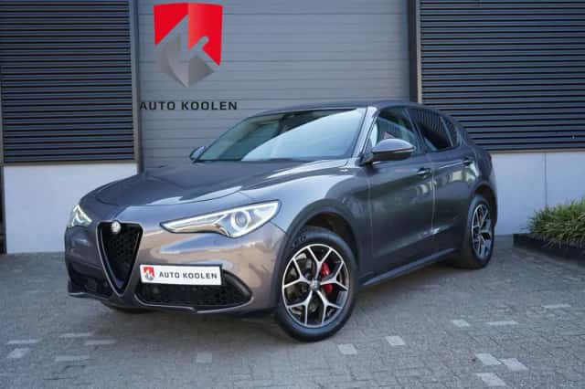 Alfa Romeo Stelvio (2018) thumbnail 1