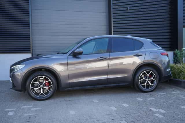 Alfa Romeo Stelvio (2018) thumbnail 2