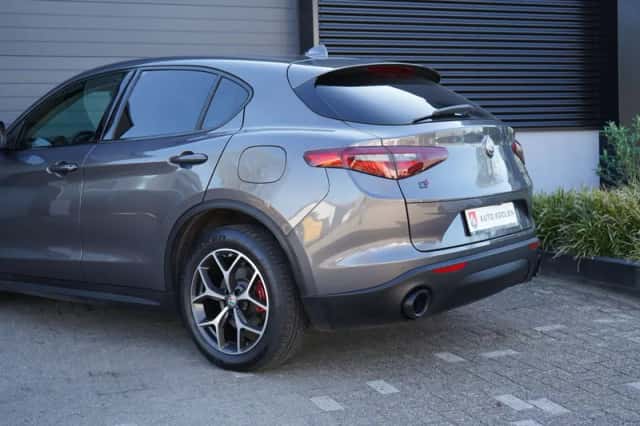 Alfa Romeo Stelvio (2018) thumbnail 3