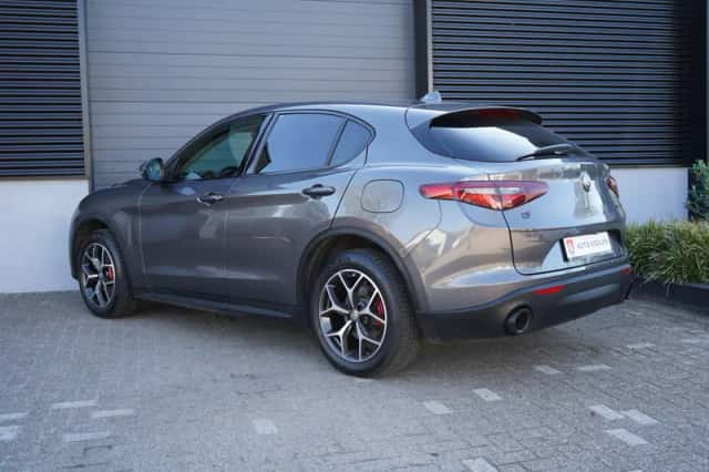 Alfa Romeo Stelvio (2018) thumbnail 4