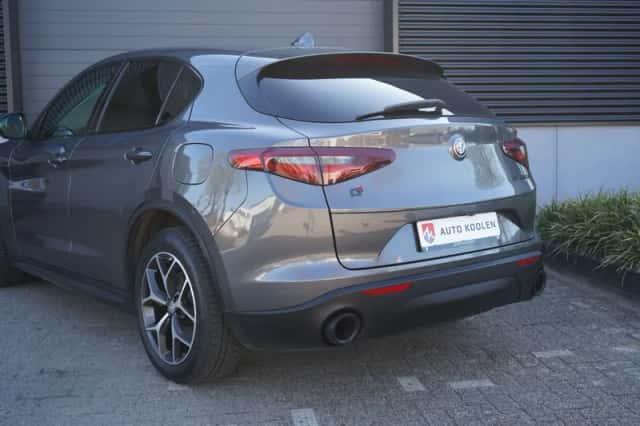 Alfa Romeo Stelvio (2018) thumbnail 5