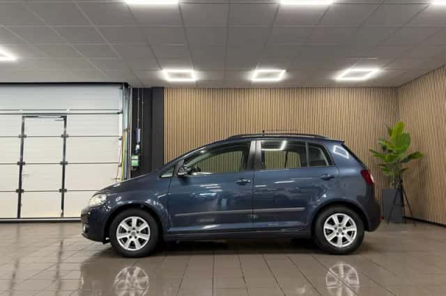 Volkswagen Golf (2010) thumbnail 2