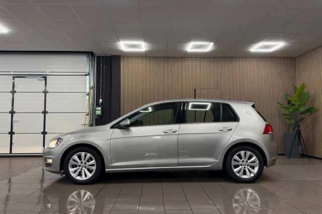 Volkswagen Golf (2017) thumbnail 2
