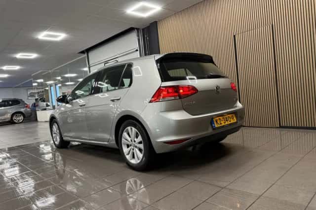 Volkswagen Golf (2017) thumbnail 3
