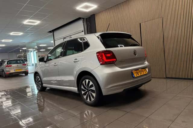 Volkswagen Polo (2016) thumbnail 3