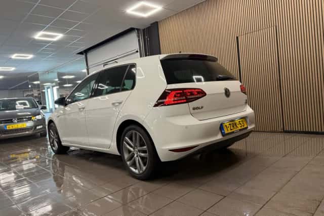Volkswagen Golf (2015) thumbnail 3
