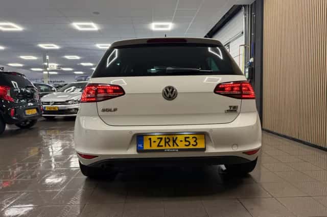 Volkswagen Golf (2015) thumbnail 4