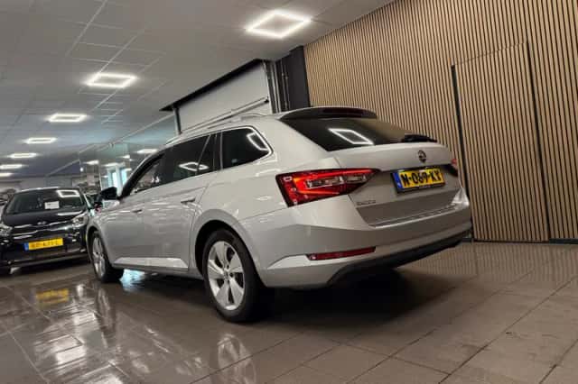 Škoda Superb (2017) thumbnail 3