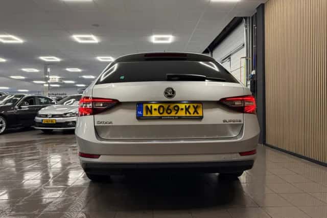 Škoda Superb (2017) thumbnail 4