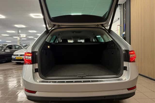 Škoda Superb (2017) thumbnail 5