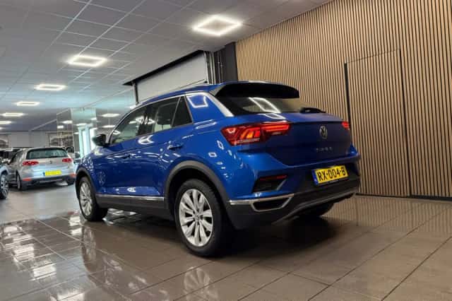 Volkswagen T-Roc (2018) thumbnail 3