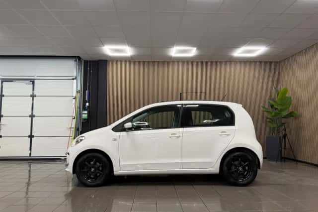 Volkswagen Up! (2015) thumbnail 2