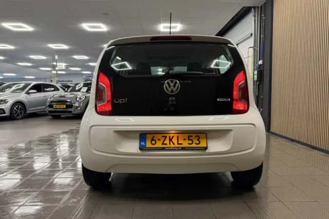 Volkswagen Up! (2015) thumbnail 4