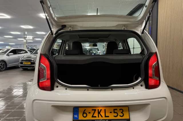 Volkswagen Up! (2015) thumbnail 5