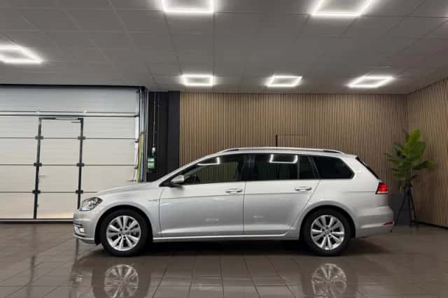 Volkswagen Golf (2018) thumbnail 2