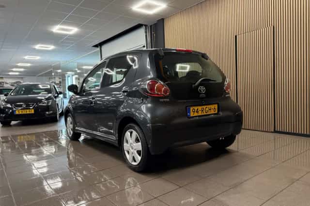 Toyota Aygo (2011) thumbnail 3