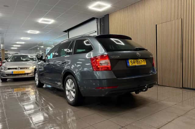Škoda Octavia (2018) thumbnail 3