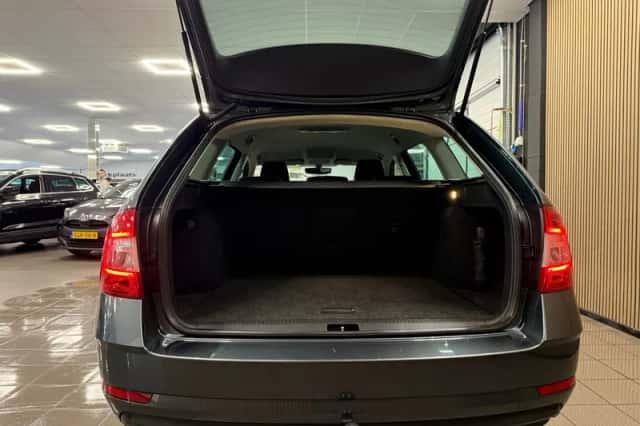 Škoda Octavia (2018) thumbnail 5