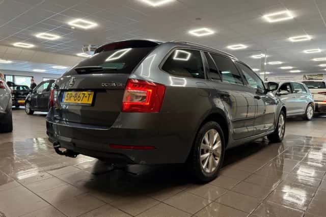 Škoda Octavia (2018) thumbnail 6