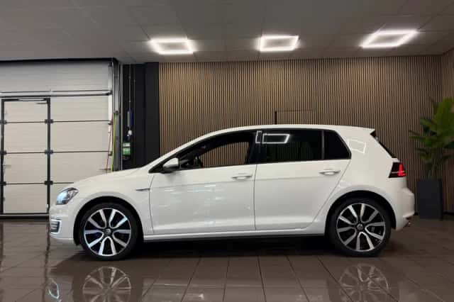 Volkswagen Golf (2015) thumbnail 2