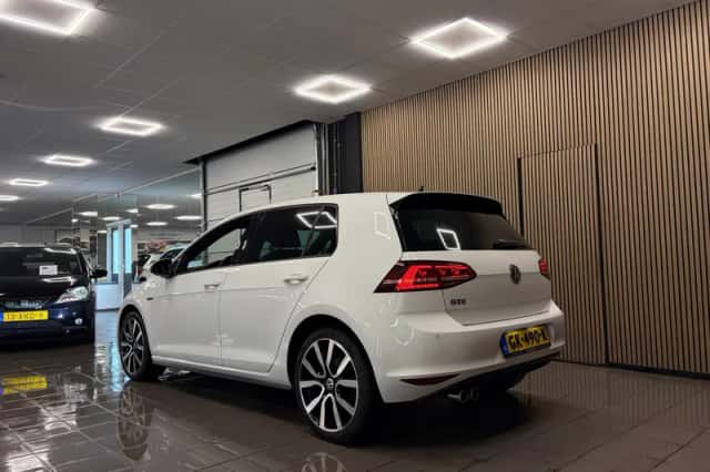 Volkswagen Golf (2015) thumbnail 3