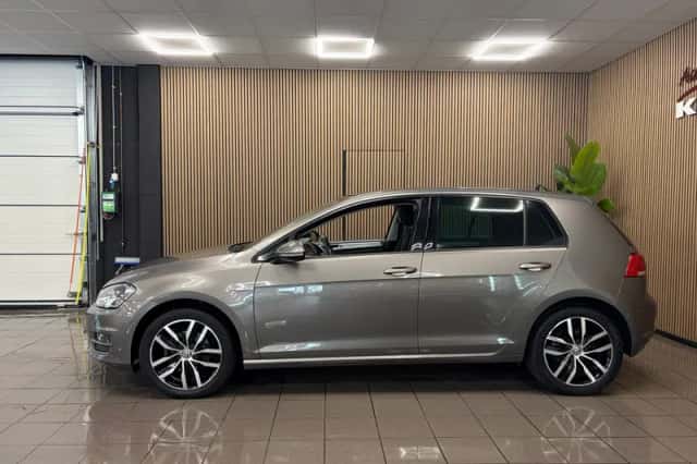 Volkswagen Golf (2015) thumbnail 2
