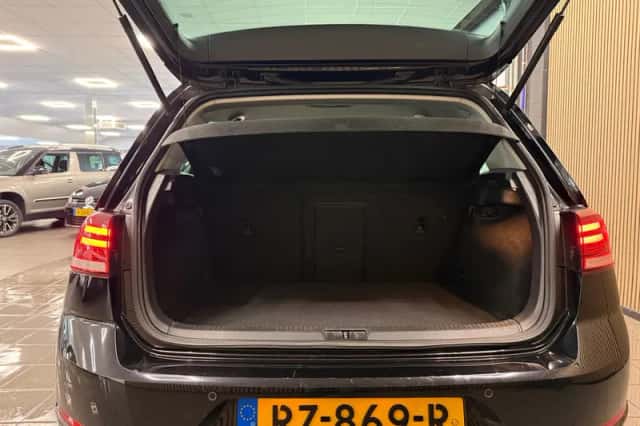 Volkswagen Golf (2018) thumbnail 5