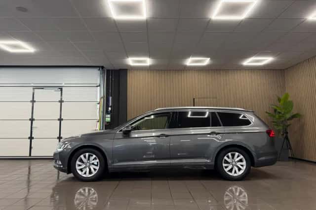 Volkswagen Passat (2017) thumbnail 2