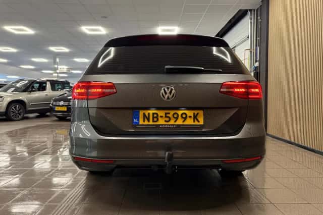 Volkswagen Passat (2017) thumbnail 4