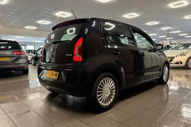 Volkswagen Up! (2015) thumbnail 6