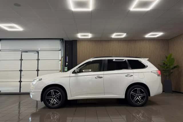 Mitsubishi Outlander (2014) thumbnail 2