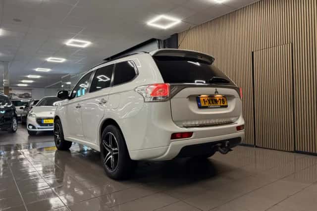 Mitsubishi Outlander (2014) thumbnail 3