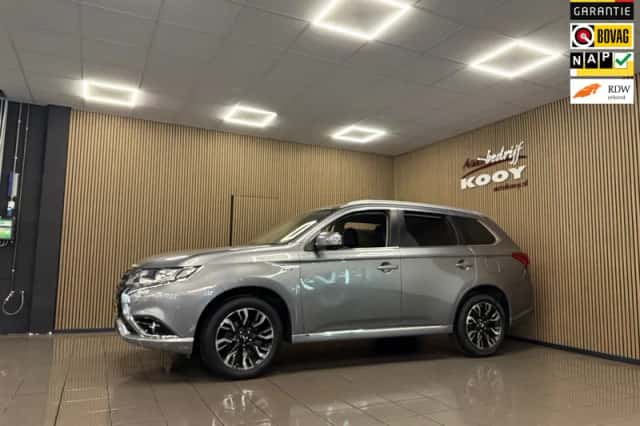 Mitsubishi Outlander (2016) thumbnail 1