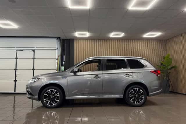 Mitsubishi Outlander (2016) thumbnail 2