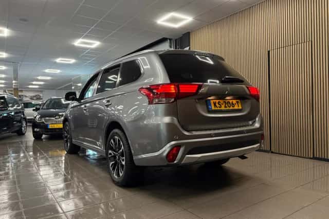 Mitsubishi Outlander (2016) thumbnail 3