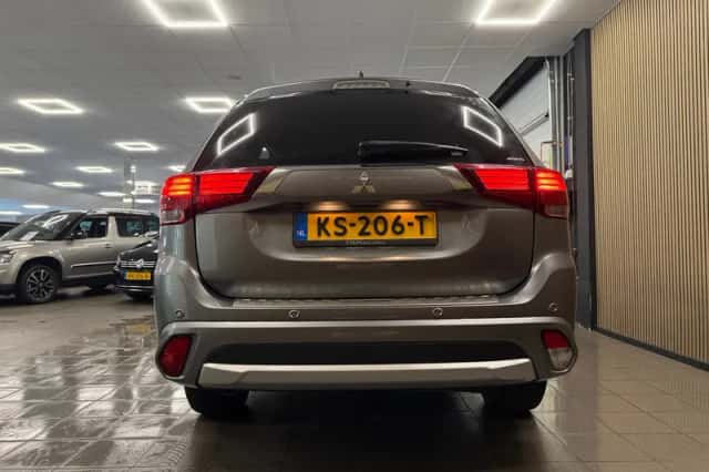 Mitsubishi Outlander (2016) thumbnail 4