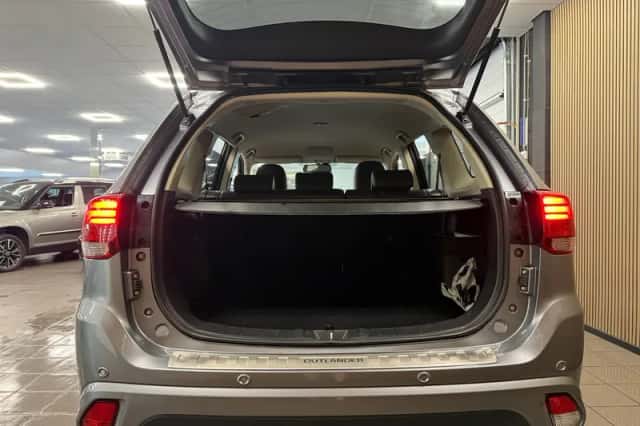 Mitsubishi Outlander (2016) thumbnail 5