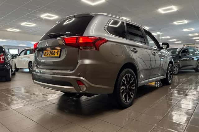 Mitsubishi Outlander (2016) thumbnail 6