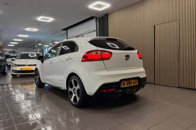 Kia Rio (2014) thumbnail 3