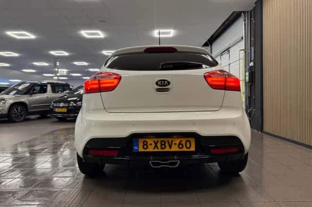 Kia Rio (2014) thumbnail 4