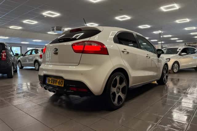 Kia Rio (2014) thumbnail 6