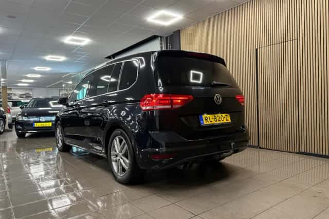 Volkswagen Touran (2017) thumbnail 3